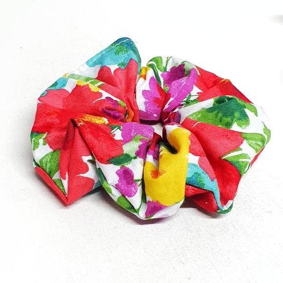 Pablo Reversible Floral Dog Bandana Leash & Scrunchie Set - Picture 5 of 7
